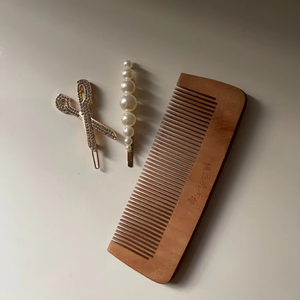 Peigne en bois de Neem ayurvédique traditionnel, peigne en bois naturel pour le soin du cuir chevelu, le coiffage et l'entretien des cheveux - Product Image 1