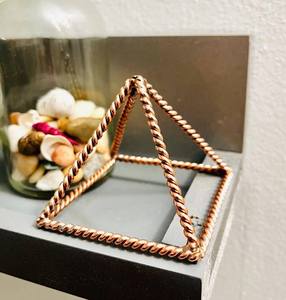 Pyramide en cuivre Yantra pour bureau, salle d'étude et lieu de travail, amélioration de la concentration, stimulant de la réussite et de la productivité - Product Image 3