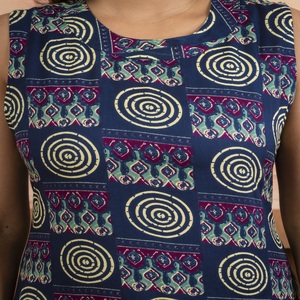 ชุดคุर्ติพิมพ์ลายสีน้ำเงินสำหรับผู้หญิง ชุดกางเกงขายาวแบบไม่มีแขน สไตล์ชาติพันธุ์ ชุดคุर्ติทรงตรงแบบลำลอง - Product Image 5