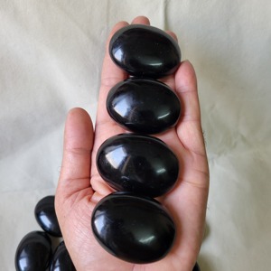 Pierres ovales d'obsidienne polie, gemmes noires naturelles, spécimens minéraux pour artisanat DIY et décoration Feng Shui – Meilleures ventes, qualité supérieure - Product Image 1