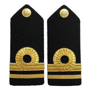 ตราประดับอานมือปักลายอักษรอาหรับสีดำดิ้นทองบนผ้าสีดำ สำหรับติดบนเครื่องแบบ ทำด้วยมือ - Product Image 1