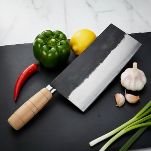 Cuchillo de Chef Chino Forjado a Mano, de Acero al Carbono Rústico, con Mango de Madera Natural para Picar y Rebanar con Precisión - Product Image 1