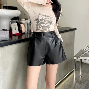 Shorts en cuir véritable pour femme, taille haute, coupe ajustée, avec ceinture, jambe large droite, style motard, couleur unie, coupe classique - Product Image 3