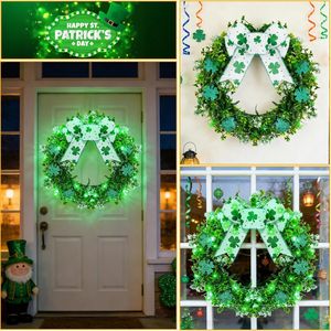 Ghirlanda per Porta da 16 Pollici per San Patrizio con 28 Luci LED Verdi a Forma di Quadrifoglio, Alimentata a Batteria, Ghirlanda a Forma di Trifoglio con Fiocco per Feste Primaverili - Product Image 5