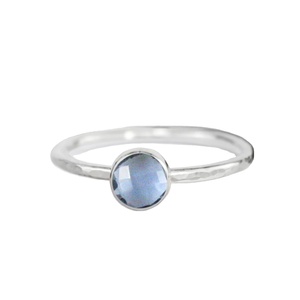 Anillo con Gema de Cuarzo Iolita Facetada y Engaste de Bisel |   Anillo de Plata de Ley 925 con Banda Martillada para Bodas y Eventos (Unisex) - Product Image 1