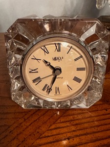 Horloge de bureau en métal et verre, forme polygonale, mouvement à quartz, design traditionnel, fonctionne à piles, affichage à aiguilles - Product Image 4
