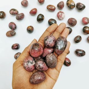 หินโรโดไนต์ธรรมชาติทรงกลม รูปทรงแกะสลัก สีชมพู คริสตัลบำบัด สำหรับเรกิ การทำสมาธิ พลังงานตกแต่ง ขายส่ง ราชสถาน - Product Image 4