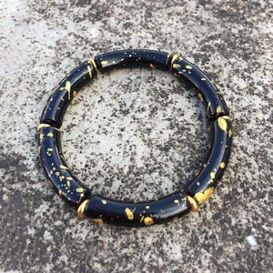 Brazalete de Resina Hecho a Mano, Negro con Puntos Dorados, Forma Redonda, Accesorio de Joyería - Product Image 1