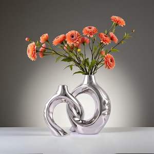 Vase en métal argenté transparent moderne et jeune pour un intérieur chic avec un style tendance - Product Image 1