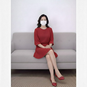 Ensemble de jupes personnalisées OEM très demandées pour femmes, comprenant un crop top à capuche avec impression de logo décontractée, idéal pour l'hiver. - Product Image 3