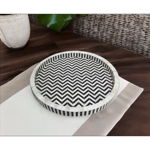 Elegante Bandeja Redonda Decorativa de Mesa Hecha a Mano con Incrustaciones de Hueso, Diseño en Zigzag Blanco y Negro, Técnica Pulida - Product Image 1