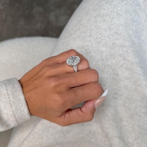 Bague de fiançailles pour femme avec diamant de laboratoire taille ovale, style classique, plaqué or 18 carats, couleur D, en platine - Product Image 2