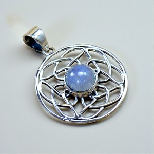 จี้มูนสโตนทรงกลมคุณภาพสูง ฝังในตัวเรือนเงินแท้ 925 ประดับด้วยมูนสโตน - Product Image 1