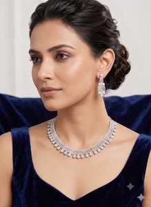 Parure de bijoux de mariée de luxe plaqué argent avec collier ras-du-cou géométrique en zircone cubique, collier à pampilles en diamant américain et boucles d'oreilles - Product Image 4