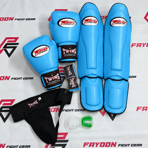 Gants de boxe thaïlandaise et de MMA professionnels en cuir véritable, légers, personnalisables, à double lacet, avec protège-tibias et bandages de main pour l'entraînement - Product Image 4