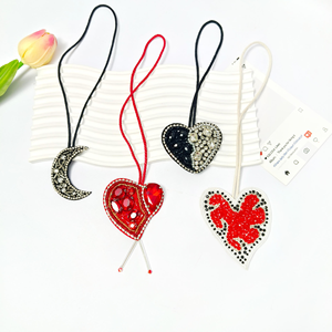 Colgante de flor tridimensional hecho a mano con cuentas, nuevo accesorio pequeño de comercio exterior, llavero para ropa, parche de tela de PVC al por mayor - Product Image 3