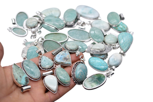 Lote Mixto de Colgantes Vintage Cristianos para Niños, con Engaste de Plata Antigua y Amazonita en Latón, por Prem Bhaya - Product Image 3