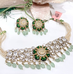 Ensemble collier et boucles d'oreilles en or plaqué de qualité supérieure, avec moissanite délicate, collection pour mariage et occasions spéciales - Product Image 4