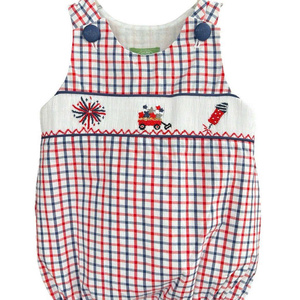Combinaison à volants pour bébé garçon, brodée et smockée, tenue classique pour nourrisson, fabricant OEM ODM de vêtements pour enfants - Product Image 2