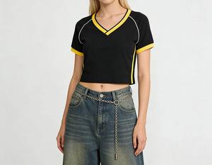 เสื้อครอปคอวีสีขาวสำหรับผู้หญิง แขนสั้น ผ้าถักโพลีเอสเตอร์ สไตล์สปอร์ต ทรงเข้ารูป ใส่ได้ทั้งฤดูใบไม้ผลิและฤดูร้อน พร้อมกระโปรงโซ่ - Product Image 4