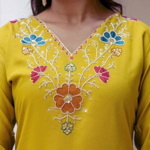 Conjunto Kurti y Pantalón VASTRA COTTAGE de Viscosa Gadhwal con Cuello Bordado con Cuentas y Dupatta con Estampado Lagdi, Ropa Étnica Elegante - Product Image 3