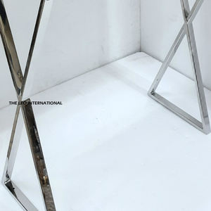 โต๊ะคอนโซลสีดำ วัสดุทำจากแผ่น MDF และสแตนเลส ดีไซน์รูปทรงสามเหลี่ยม ฐานขัดเงา แข็งแรงทนทาน - Product Image 4