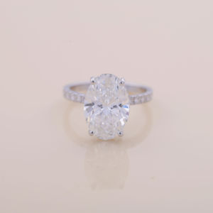 Anillo de Compromiso con Diamante Cultivado en Laboratorio de Corte Ovalado de 3.00Ct con Banda Pavé con Halo Oculto en Plata de Ley 925 Sólida - Product Image 1