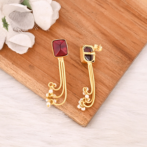Elegantes Pendientes Colgantes con Engaste de Granate Hidrotermal y Perla, Chapados en Oro, Joyería Artesanal de Latón Shilpi Impex para Mujer - Product Image 5