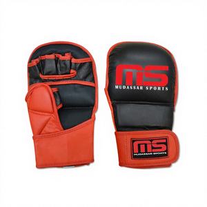 Gants de MMA personnalisés en gros, fabrication OEM, gants de sparring professionnels en cuir PU rouge et noir pour le kickboxing et l'entraînement de Muay Thai - Product Image 1