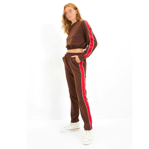 Ensemble de survêtement tendance pour femme avec haut court et pantalon de jogging, idéal pour l'entraînement, les loisirs et les voyages. - Product Image 1