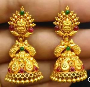 Boucles d'oreilles Jhumka traditionnelles en or massif 22 carats, motif paon Lakshmi, bijoux de temple authentiques, boucles d'oreilles indiennes de mariée pour femmes. - Product Image 1