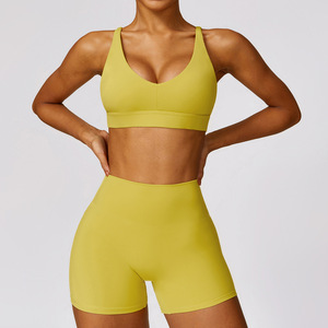 Ensemble deux pièces pour femme, haut court à manches courtes et short de sport élastique, tenue de sport pour la course à pied et la remise en forme - Product Image 3