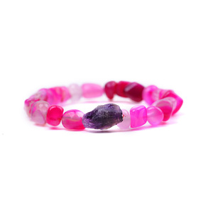Bracelet extensible unisexe en résine acrylique et pierre d'améthyste rose style bohème, avec perles en lucite, par Hemasa Fashions, serti de pierres NA Channel - Product Image 1