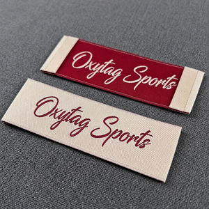 Étiquettes de vêtements rectangulaires brodées Oxytag Sports, drapeau brodé, rouge et beige, prix bas, vente en gros personnalisée, OEM - Product Image 1