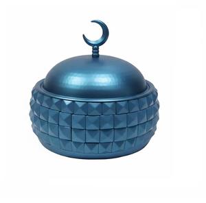 Casserole en métal revêtue d'un revêtement bleu offrant des performances de qualité professionnelle que les cuisiniers amateurs peuvent compter sur tous les jours. - Product Image 3