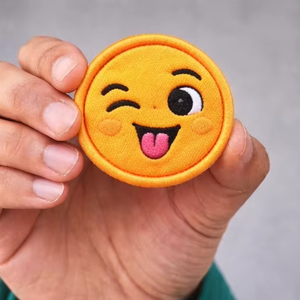 แพทช์ปักลายหน้ายิ้มกะพริบตา น่ารัก รีดติด/เย็บติด สำหรับกระเป๋าเป้ เสื้อผ้า หมวก ของเล่น - Product Image 1