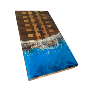 Planche à découper en bois faite à la main avec design océanique en résine bleue, style côtier, vaisselle de cuisine - Product Image 1