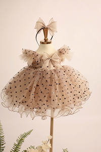 Un Precioso Vestido de Princesa con Estampado de Puntos y Mangas con Alas de Hada y Dobladillo Enrollado para Niñas, Transpirable y Ecológico. - Product Image 4