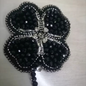 Broche de cabeza de ratón de dibujos animados hecho a mano con cuentas, lazo rojo, cuentas de vidrio, forma de animal, pin para ropa, insignia para decoración de prendas y accesorios. - Product Image 1