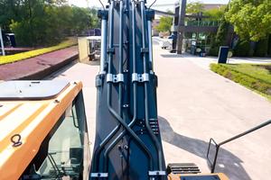 Excavadora de cadenas negra HX375L de 37.8 toneladas con motor, control PLC y alta potencia de excavación, equipo de construcción, suministro de fábrica - Product Image 4