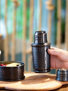 Bouteille d'eau en cuivre pur personnalisée de 1000 ml, polie brillante avec motif martelé, pour la salle de sport et les activités de plein air, faite à la main - Product Image 6