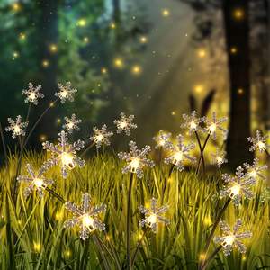 Lot de 8 lampes solaires de jardin avec motif flocon de neige, lumières de sol oscillantes pour pelouse, décorations de Noël pour l'extérieur et les allées - Product Image 3