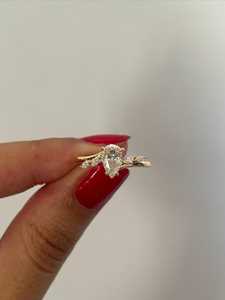 Bagues de fiançailles en or massif 14K 18K avec diamant de laboratoire en forme de poire de 1 carat, motif vague sculpturale, prix d'usine en gros - Product Image 1