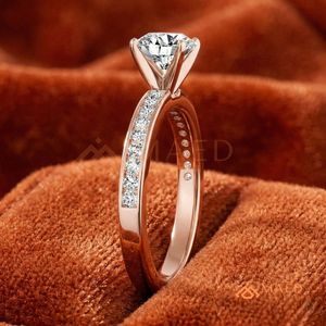 แหวนโรสโกลด์ 14K ทรงเจ้าหญิงสุดโรแมนติก |   แหวนหมั้นทรงสี่เหลี่ยมสไตล์วินเทจแบบไม่มีวงแหวนล้อม |   แหวนทองชมพูสำหรับวันครบรอบ - Product Image 5