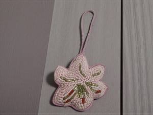 Adorno Colgante de Flores con Cuentas y Bordado a Mano – Decoración Artesanal para Colgar o como Llavero, Ideal para Decoración Festiva y Étnica - Product Image 1