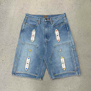 Shorts Bermuda en jean bleu clair pour homme, taille mi-haute, style décontracté avec décorations perlées et patchs - Product Image 1