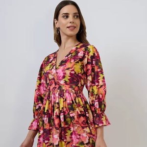 Vestido midi acampanado rosa a cuadros, ecológico, con cuello en V, manga tres cuartos acampanada, cintura natural, en tela georgette para mujer. - Product Image 1