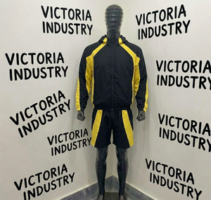 Ensemble imperméable personnalisé avec capuche coupe-vent, style streetwear, 2-en-1, veste et short avec poches latérales - Product Image 1