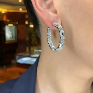 Pendientes de Aro para Mujer con Moissanita 925, Corte Esmeralda, en Plata de Ley con Baño de Oro Blanco, Pendientes de Aro con Diamantes en Venta - Product Image 1