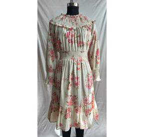 Robe midi décontractée à imprimé floral en viscose et lin, avec col smocké à volants, manches à revers et taille smockée élastiquée, à volants superposés - Product Image 1